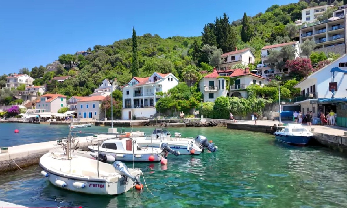 Dva jednosobna stana na prvoj liniji uz more na unikatnoj lokaciji, Rose, Luštica